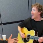 Mark Zuckerberg, ahora cantante: ‘hasta que el sudor caiga por mis pelotas, hasta que esas zorras se arrastren’.