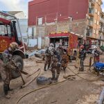 Un grupo de 26 bomberos de la Comunidad parte hacia Valencia para hacer un nuevo relevo