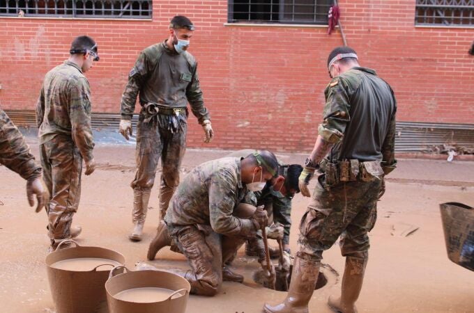 La Brigada Guzmán el Bueno del Ejército de Tierra entrando en el alcantarillado de Sedaví