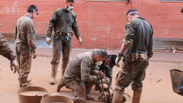 La Brigada Guzmán el Bueno del Ejército de Tierra entrando en el alcantarillado de Sedaví