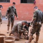 La Brigada Guzmán el Bueno del Ejército de Tierra entrando en el alcantarillado de Sedaví