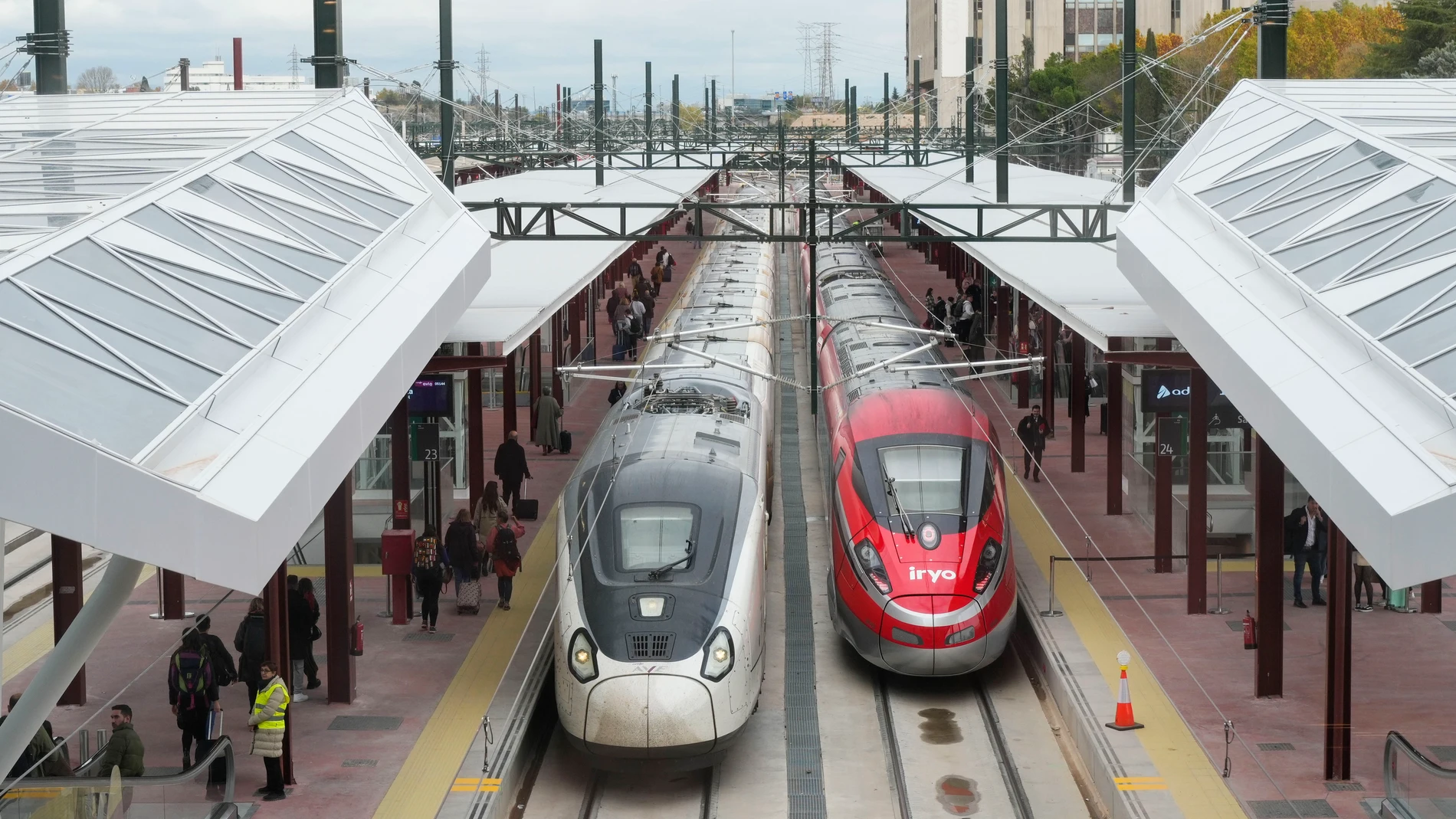 MADRID, 14/11/2024.- Trenes en la estación de Chamartín en Madrid, este jueves, cuando se ha restablecido la línea de ave Madrid-Valencia tras las inundaciones en Valencia de hace 16 días. EFE/ Borja Sanchez-Trillo