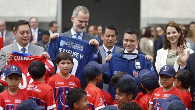 El rey Felipe VI (2-i) posa junto al presidente de Ecuador, Daniel Noboa (2-d), y la primera dama de Ecuador, Lavinia Valbonesi (d), en la inauguración de una nueva escuela del Atlético de Madrid este jueves, en Cuenca (Ecuador). El Atlético de Madrid inaugura una nueva escuela en Ecuador bajo el convenio desarrollado con la Junta de Beneficencia de Guayaquil. 