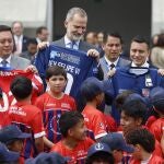 El rey Felipe VI (2-i) posa junto al presidente de Ecuador, Daniel Noboa (2-d), y la primera dama de Ecuador, Lavinia Valbonesi (d), en la inauguración de una nueva escuela del Atlético de Madrid este jueves, en Cuenca (Ecuador). El Atlético de Madrid inaugura una nueva escuela en Ecuador bajo el convenio desarrollado con la Junta de Beneficencia de Guayaquil. 