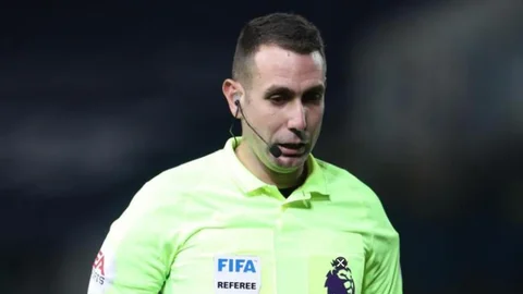 El árbitro grabado esnifando montón una "fiesta de drogas" durante un partido del City