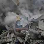 Una foto de Hassan Nasrallah (i), Nabih Berri (d) y Mousa Al-Sadr (c) entre los escombros tras un ataque aéreo israelí en la zona de Al-Chiyah, en el sur de Beirut, Líbano, el 14 de noviembre de 2024. Según el Ministerio de Salud libanés, alrededor de 3.365 personas han muerto y más de 14.344 han resultado heridas en el Líbano desde la escalada de hostilidades. entre Israel y Hezbolá. 