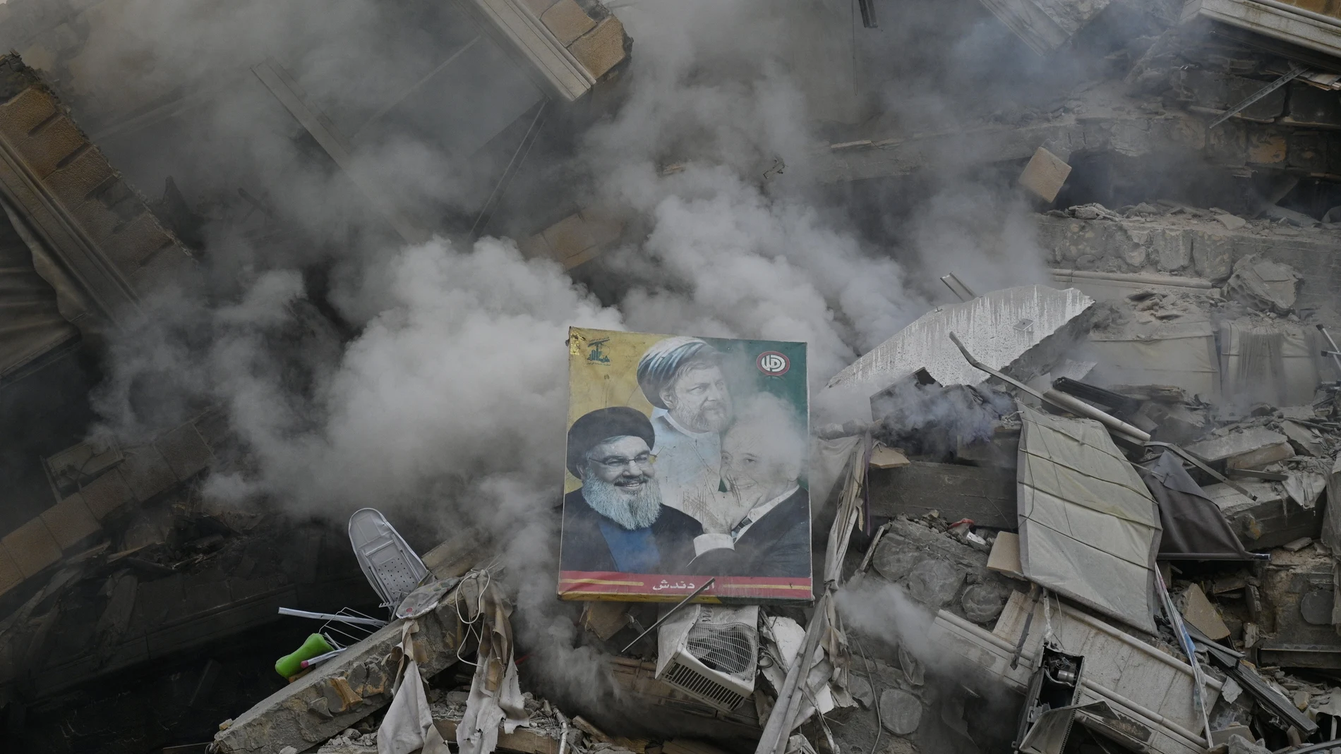 Una foto de Hassan Nasrallah (i), Nabih Berri (d) y Mousa Al-Sadr (c) entre los escombros tras un ataque aéreo israelí en la zona de Al-Chiyah, en el sur de Beirut, Líbano, el 14 de noviembre de 2024. Según el Ministerio de Salud libanés, alrededor de 3.365 personas han muerto y más de 14.344 han resultado heridas en el Líbano desde la escalada de hostilidades. entre Israel y Hezbolá.