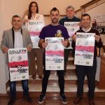 En la fila superior de izquierda a derecha: Soraya Isasi, concejal de Cultura y Deportes; y Ramón Ortega, teniente de alcalde del Ayuntamiento de Aguilar. En la fila inferior, de izquierda a derecha: Giovanni Peláez, concejal de Festejos; David Calderón, representante del Galleta Rock; y Paco Hevia, director corporativo de Galletas Gullón