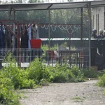 Miembros de los servicios de emergencia a las puertas de una residencia de mayores en Villafranca de Ebro, este viernes. El incendio declarado esta madrugada en una residencia de mayores de Villafranca de Ebro (Zaragoza), en el que han muerto diez personas, se desarrolló en un ala del edificio, de una sola planta, y provocó gran cantidad de humo, saturando prácticamente todo el recinto. Además de las diez víctimas mortales, al parecer por inhalación de humo, otras dos personas han resultado heridas y han sido trasladadas en estado crítico al hospital Royo Villanova.