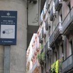 Un aviso de cámaras de videovigilancia en la calle Escudellers de Barcelona