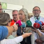 La consejera de Salud y Consumo, Rocío Hernández, en declaraciones a los periodistas en Málaga.