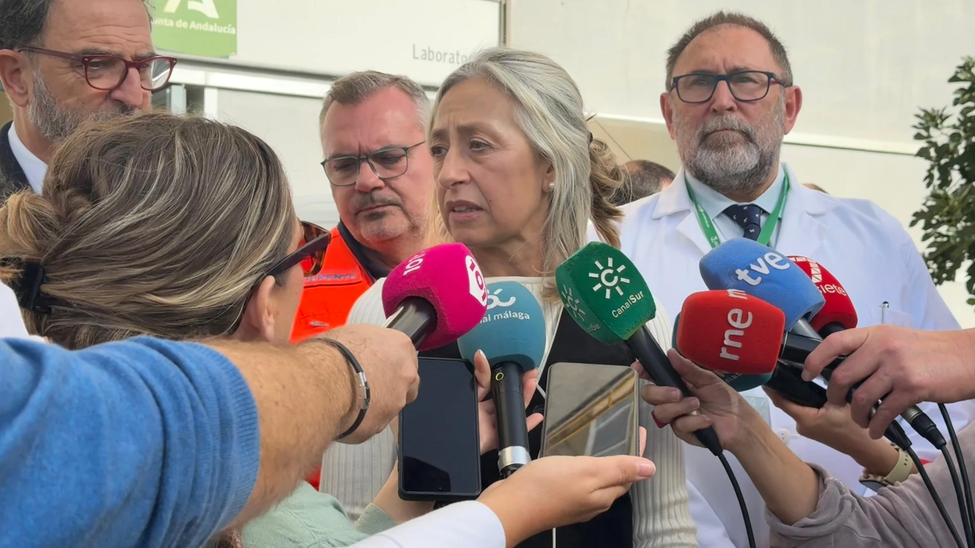 La consejera de Salud y Consumo, Rocío Hernández, en declaraciones a los periodistas en Málaga. REMITIDA / HANDOUT por Junta de Andalucía Fotografía remitida a medios de comunicación exclusivamente para ilustrar la noticia a la que hace referencia la imagen, y citando la procedencia de la imagen en la firma 15/11/2024