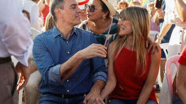 El secretario general del PSOE y presidente del Gobierno, Pedro Sánchez (i), junto a su mujer, Begoña Gómez, durante un acto electoral de los socialistas en Benalmádena (Málaga)