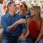 El secretario general del PSOE y presidente del Gobierno, Pedro Sánchez (i), junto a su mujer, Begoña Gómez, durante un acto electoral de los socialistas en Benalmádena (Málaga)