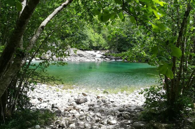 La senda mágica de Asturias con las aguas turquesas e ideal para ir con niños