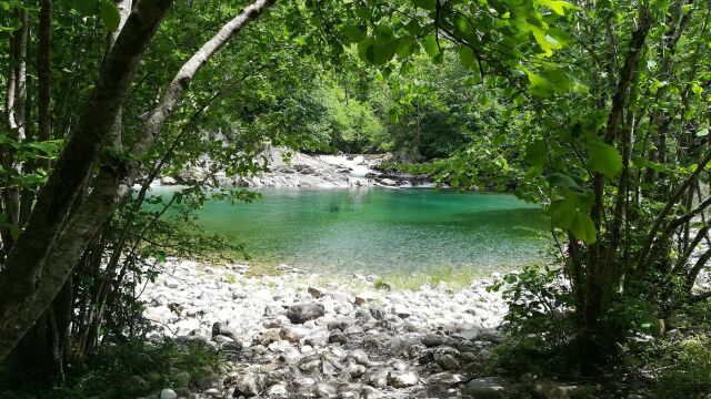 La senda mágica de Asturias con las aguas turquesas e ideal para ir con niños