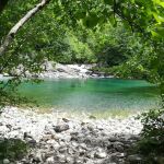 La senda mágica de Asturias con las aguas turquesas e ideal para ir con niños