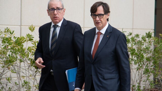 El presidente del Puerto de Barcelona, José Alberto Carbonell, y el presidente de la Generalitat, Salvador Illa.