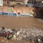 Medio centenar de efectivos de Francia trabajan en gestión de residuos y tareas de búsqueda en Massanassa