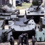 Los tanques de la Guerra Fría que el mayor estudio cinematográfico ruso ha donado para combatir en Ucrania.