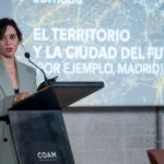 Ayuso en la jornada, El territorio y la ciudad del futuro en COAM. David Jar