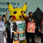 Activistas climáticos protestan en la COP29 de Bakú