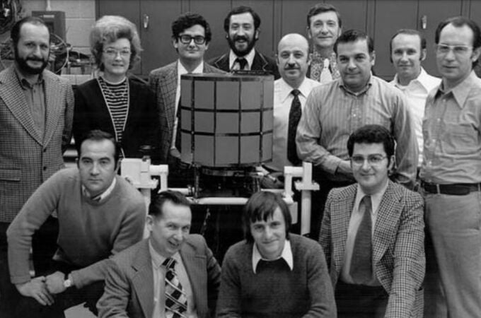 Todo el equipo que diseñó el INTASAT en 1974