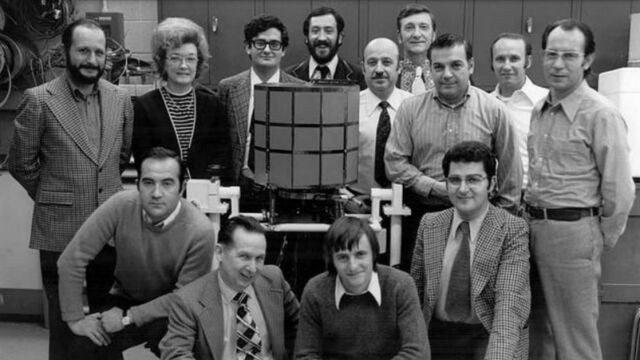 Todo el equipo que diseñó el INTASAT en 1974