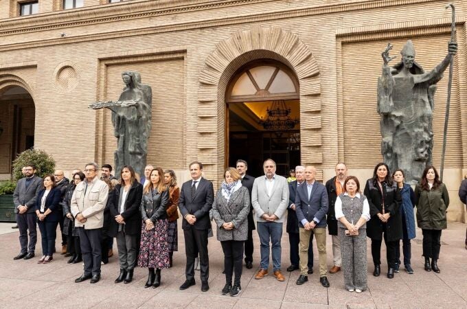 Zaragoza.-Sucesos.-El Ayuntamiento guarda un minuto de silencio por las víctimas de la residencia de Villafranca de Ebro