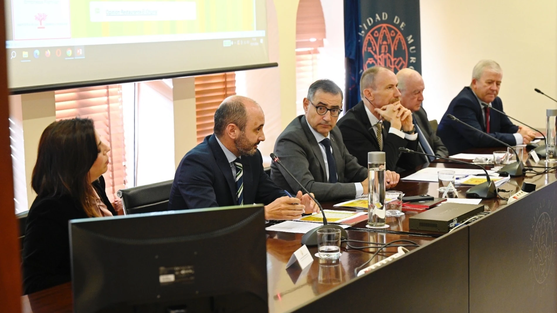 El director del Info, Joaquín Gómez, en la presentación del Barómetro de la Cátedra de Empresa Familiar.