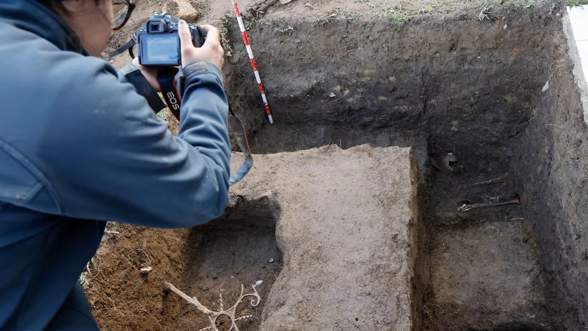 Hallada una fosa común en el cementerio de O Val con hasta 51 víctimas del franquismo