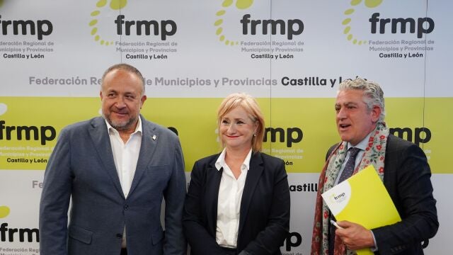 Leticia García junto a Álvarez Courel y José María Bravo antes de comparecer en la FRMP