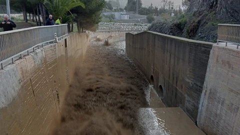 Operación de desembalse en la presa del Limonero, en Málaga