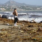 Playa de la Malagueta llena de escombros