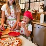 Niña haciendo una pizza de setas