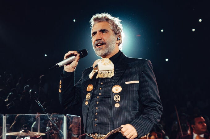 Alejandro Fernández durante un concierto.