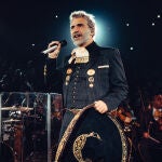 Alejandro Fernández durante un concierto.