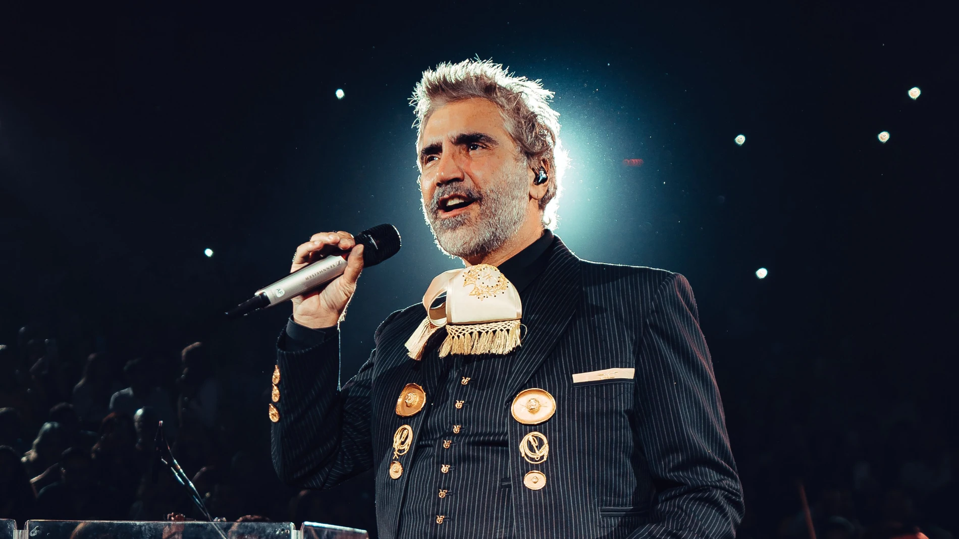 Alejandro Fernández durante un concierto.