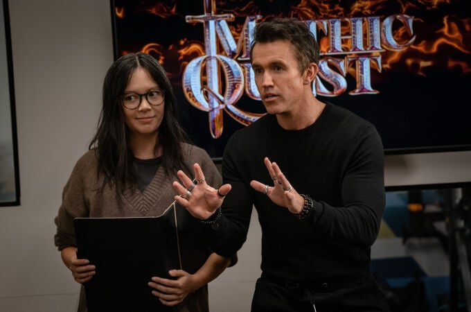 Charlotte Nicdao y Rob McElhenney en "Mythic Quest"