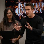 Charlotte Nicdao y Rob McElhenney en "Mythic Quest"