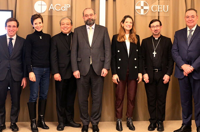 Más de cien personalidades participan en el primer Desayuno de Oración convocado en España