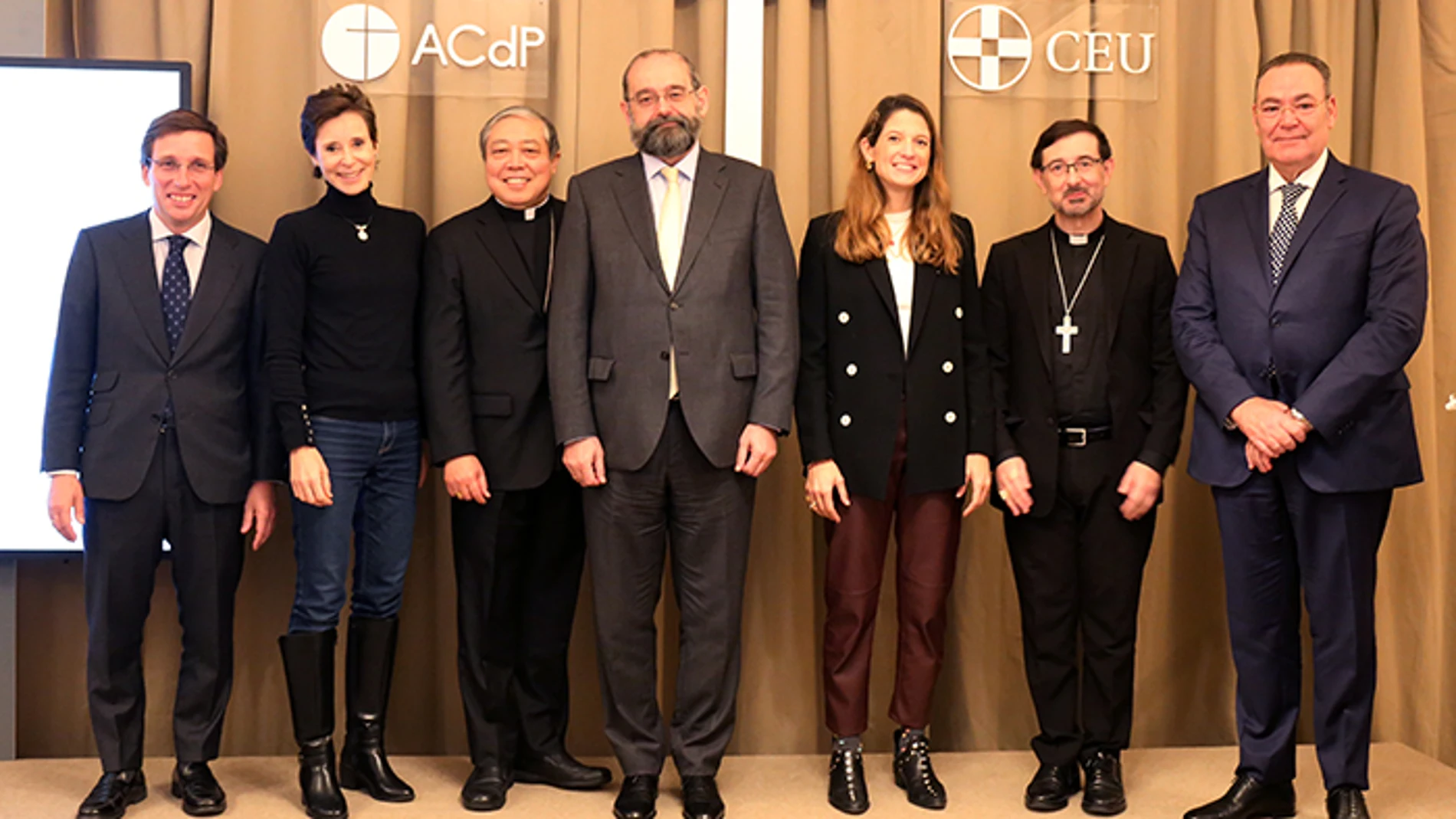 Más de cien personalidades participan en el primer Desayuno de Oración convocado en España