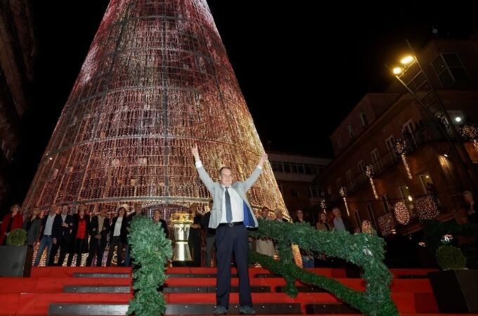 Caballero, con el árbol de Navidad ya encendido detrás. 