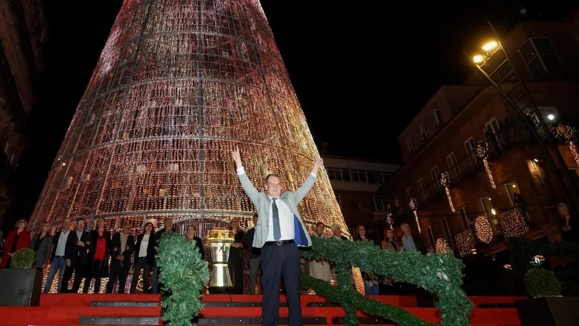 Caballero, con el árbol de Navidad ya encendido detrás.