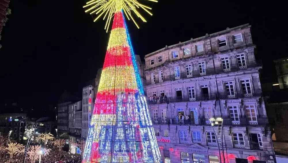 El árbol de Vigo con los colores de la Comunidad Valenciana y un 'Forza Valencia'.