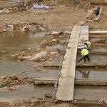 Vista de los trabajos de construcción de una pasarela tras la riada en el Barranco del Poyo, Picanya (Valencia), este sábado. 