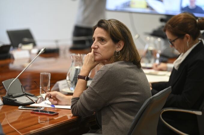  La vicepresidenta tercera del Gobierno y ministra para la Transición Ecológica y el Reto Demográfico, Teresa Ribera, durante la reunión del comité de crisis para el seguimiento de los efectos de la DANA celebrada este sábado. 