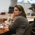  La vicepresidenta tercera del Gobierno y ministra para la Transición Ecológica y el Reto Demográfico, Teresa Ribera, durante la reunión del comité de crisis para el seguimiento de los efectos de la DANA celebrada este sábado. 