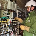 Un técnico de Iberdrola revisa una instalación eléctrica 