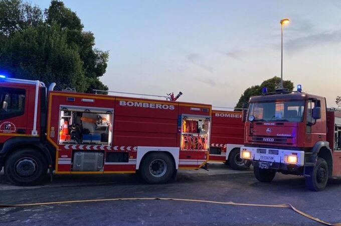 Arden tres naves en Lucena (Córdoba), una de ellas con vehículos y atracciones de feria